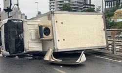 Bomonti- Dolmabahçe tüneli çıkışında bariyerlere çarpan kamyonet devrildi