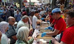 Bursa'da 30 yıllık gelenek...Tuzpazarı esnafı 5 bin kişiye aşure ikram etti