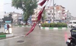 Bursa'da sel...Duyarlı vatandaşlar sele rağmen yırtılan Türk Bayrağını yerden kaldırdı