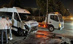 Bursa'da servis minibüsü refüje çıktı: 1 yaralı