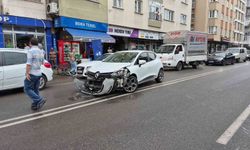 Caddede U dönüşü yapmaya çalışan otomobil motosikletle çarpıştı: 2 yaralı