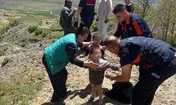 Çamura saplanan çocukları ekipler kurtardı