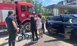 Çocuğu araç içerisinde kilitli kaldı, gözyaşlarına boğulan kadının yardımına itfaiye ekipleri yetişti