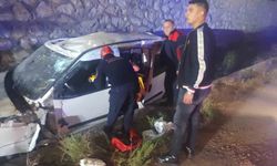 Çorum'da hafif ticari araç istinat duvarından yan yola uçtu: 2 yaralı