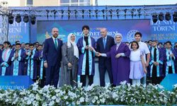 Cumhurbaşkanı Erdoğan, torunu Ömer Tayyip Erdoğan'a diplomasını takdim etti
