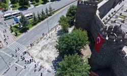 Cumhuriyet meydanında yenileme çalışması aralıksız sürüyor