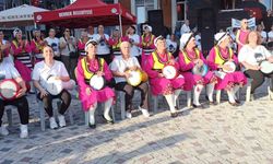 Devrek'te düzenlenen şenlikte vatandaşlar doyasıya eğlenmenin tadını çıkardılar.