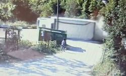 Devrilen kamyonun altında kalmaktan saniyelerle kurtuldu: O anlar kamerada
