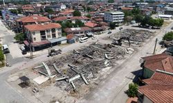 Düzce'de riskli yapılar temizliyor