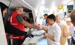 Elazığ'da vatandaşlara aşure ikramı