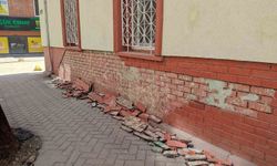 Eskişehir'de cami duvarının dekoratif tuğlaları deforme olup kaldırıma döküldü