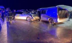 Gaziantep'te 2 araç kafa kafaya çarpıştı: 1 ölü, 12 yaralı