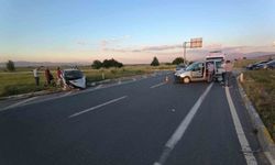 Hafif ticari araçların çarpıştığı kazada 8 kişi yaralandı