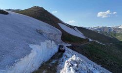Hakkari'de 5 metreyi bulan karda yayla yolları açılıyor