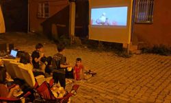 Hakkari'de dev ekranda sinema keyfi