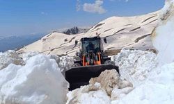 Hakkari'de yaz günü karla mücadele devam ediyor