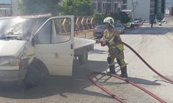 Hatay'da seyir halindeki kamyonet alevlere teslim oldu