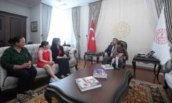 İhlas Haber Ajansı'nın haberiyle tüm Türkiye'nin tanıdığı görme engelli küçük müzisyen Nil, Milli Eğitim Bakanı Tekin'in ziyaret etti