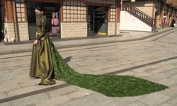 İranlı öğrenci 5 bin çay yaprağı kullanarak elbise tasarladı