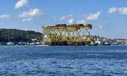 İstanbul Boğazı'ndan 350 metrelik sondaj platform iskelesi geçiş yapıyor