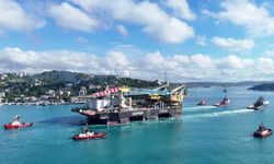 İstanbul Boğazı'ndan geçen dev vinç gemisi havadan görüntülendi