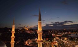 İstanbul semalarında ay yıldız göz kamaştırdı