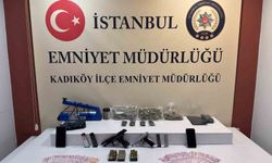 Kadıköy'de 'dur' ihtarına uymayan şüphelilerden çok miktarda uyuşturucu madde ve ruhsatsız silah çıktı