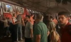 Kadıköy'de metro raydan çıktı, yolcular raylardan yürüyerek tahliye edildi