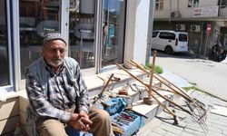 Kaldırımda satışa çıkardığı tarım aletlerini hayırsever iş insanı satın aldı