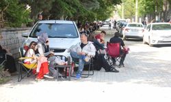 Kamp sandalyeleri piknik için değil, sınav maratonunu beklemek için açıldı