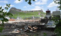 Kars'ta belediyeye ait bahçe, inşaat kalıntılarıyla tarihi bölgeyi olumsuz etkiliyor