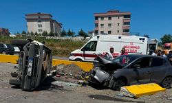 Kavşakta iki otomobil çarpıştı: 3 yaralı