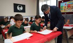 Kaymakam Şener, öğrencilerin karne mutluluğuna ortak oldu