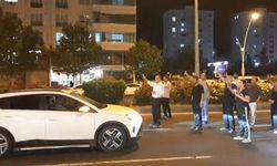 Kazada kaybettikleri yakınları için yolu kısa süreliğine ulaşıma kapattılar