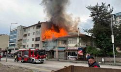 Kızılcahamam'da iki katlı binanın çatısı yandı