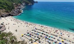 Kleopatra Plajı turistlerle doldu taştı