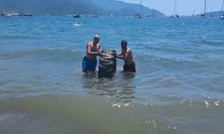 Marmaris Halk Plajı'nda denizden çıkan dev lastik şaşırttı