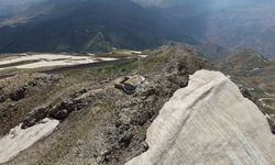 Mereto Dağında yaz ortasında kartopu keyfi