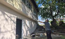 Milli Eğitim Şube Müdürü Yıldırım, okulun boya ve tadilatını kendi elleriyle yaptı