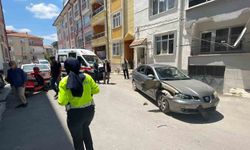 Motosiklet hareket eden otomobile çarptı: Anne ile kızının yaralandığı kaza kameraya yansıdı