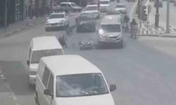 Motosikletteki 2 kişinin ölümden döndüğü kaza kamerada