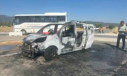 Muğla'da seyir halindeki araç alev alev yandı
