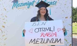 'Otizm' engel tanımadı, genç müzisyen üniversiteden mezun oldu