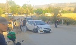 Otomobil elektrik direğine çarptı: 5 yaralı