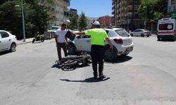 Otomobil ile çarpışan motosiklet sürücüsü yaralandı