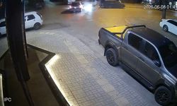 Otomobille çarpışan motosiklettekiler, metrelerce uçup park halindeki aracın bagajına çarptı
