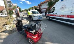 Otomobille çarpışan üç tekerlekli bisiklet devrildi: Kazada anne ve kızı yaralandı