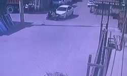 Otomobille motosikletin çarpıştığı kaza anı kameraya yansıdı: 1 yaralı