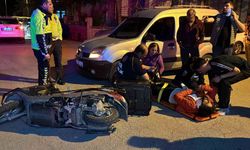 Panik yapan motokurye motosikletle birlikte devrilerek yaralandı