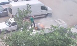 Park halindeki aracın tavanında çıkan yangına vatandaşlar müdahale etti